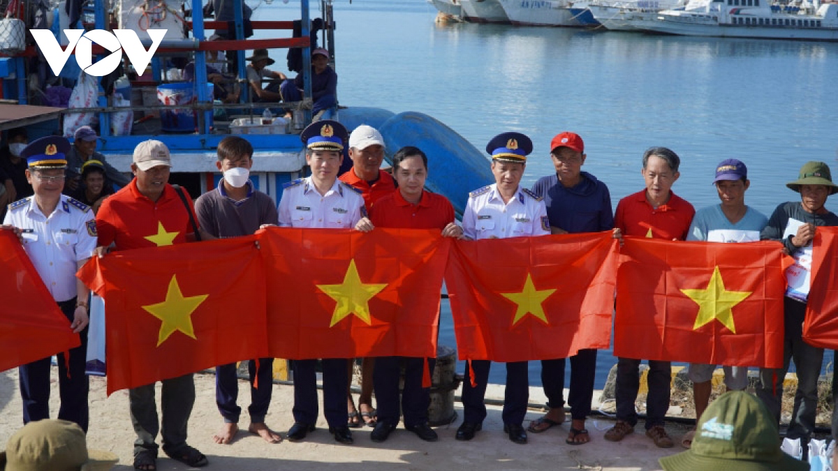 Hàng ngàn lá cờ Tổ quốc theo tàu cá ngư dân miền Trung vươn khơi